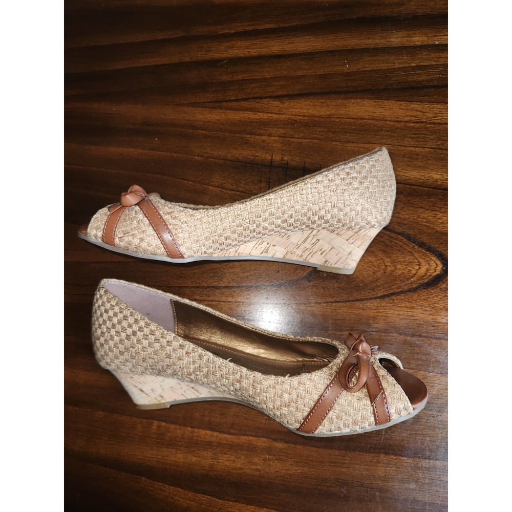 Coach and Four Tan Woven Straw Peep Toe Wedge Heels with Brown Leather Bow Sz 6